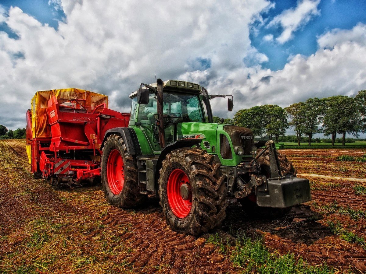Trator em operação no campo — RTK Manutenção